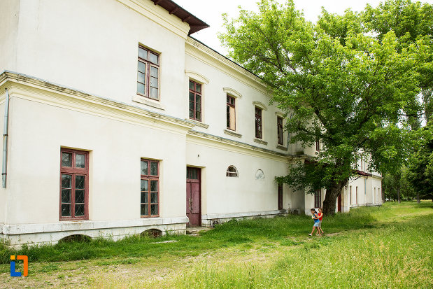 gara-veche-din-ramnicu-sarat-judetul-buzau-vedere-din-lateral.jpg