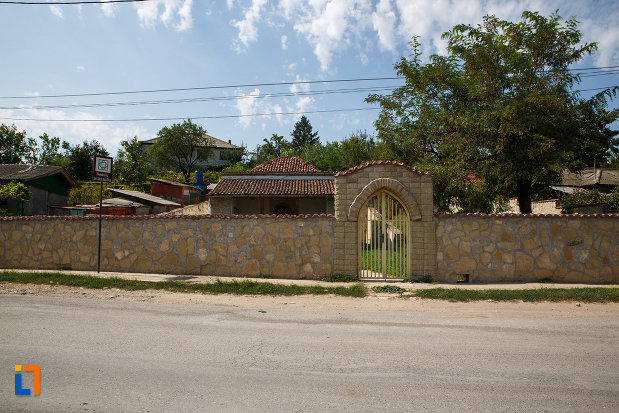 gard-din-piatra-mormantul-lui-sari-saltuk-baba-dede-din-babadag-judetul-tulcea.jpg