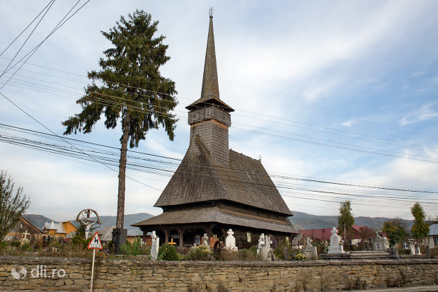 gard-si-biserica-de-lemn-adormirea-maicii-domnului-din-sieu-judetul-maramures.jpg