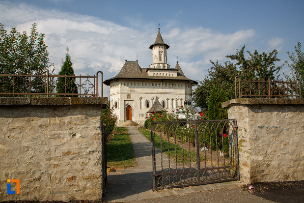 gard-si-poarta-de-la-biserica-nasterea-sf-ioan-botezatorul-din-suceava-judetul-suceava.jpg