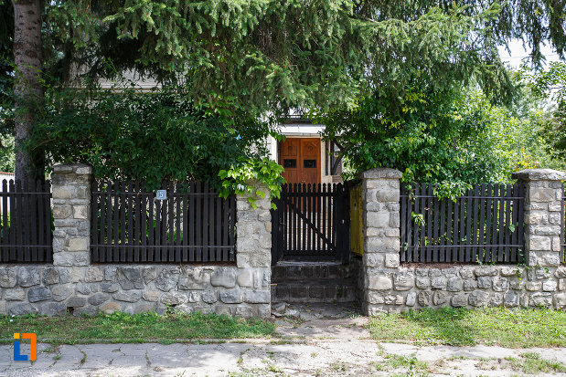 gardul-de-la-casa-ion-manolescu-din-breaza-judetul-prahova.jpg