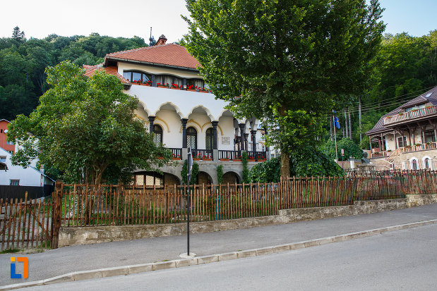 gardul-de-la-muzeul-memorial-cezar-petrescu-din-busteni-judetul-prahova.jpg