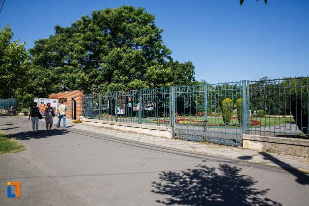 gardul-de-la-parcul-botanic-din-timisoara-judetul-timis.jpg