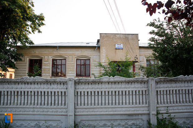 gardul-de-la-scoala-veche-azi-scoala-al-deparateanu-1892-din-rosiorii-de-vede-judetul-teleorman.jpg