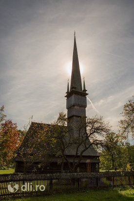 gardul-si-biserica-de-lemn-sfintii-arhangheli-mihail-si-gavril-din-surdesti-judetul-maramures.jpg