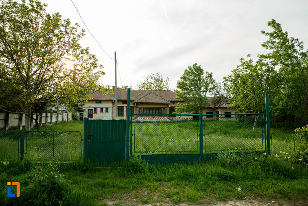 gardul-si-curtea-de-la-casa-bolintineanu-din-draganesti-olt-judetul-olt.jpg