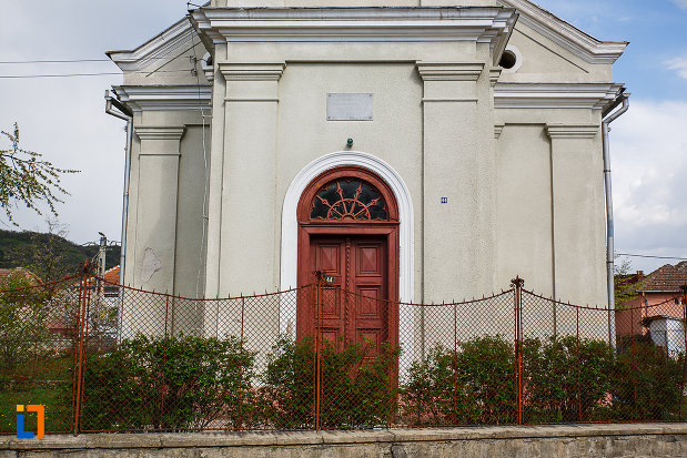 gardul-si-intrarea-in-biserica-reformata-din-hateg-judetul-hunedoara.jpg