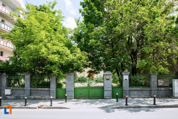 gardul-si-poarta-de-la-biserica-evanghelica-luterana-din-craiova-judetul-craiova.jpg