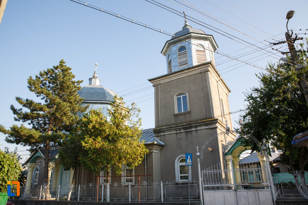 gardul-si-poarta-de-la-biserica-sf-treime-din-tulcea-judetul-tulcea.jpg