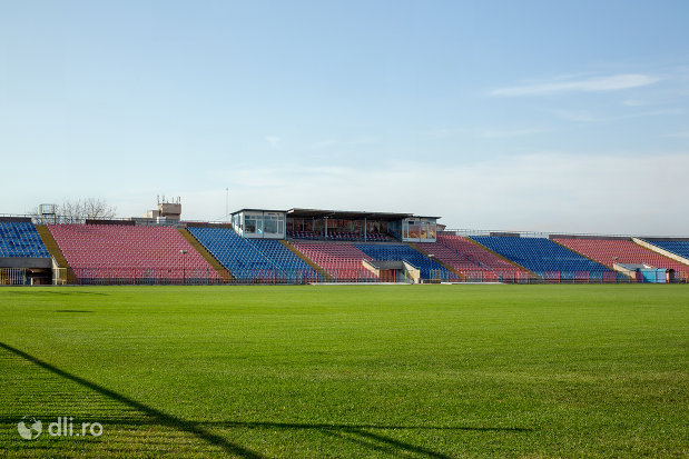 gazon-si-tribuna-stadionul-iuliu-bodola-din-oradea-judetul-bihor.jpg