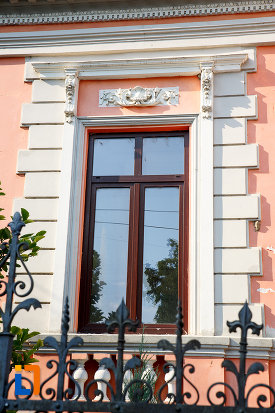 geam-cu-detalii-arhitecturale-fosta-banca-nationala-din-turnu-magurele-judetul-teleorman.jpg
