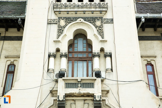 geam-si-detalii-de-la-palatul-administrativ-prefectura-consiliul-judetean-din-craiova-judetul-dolj.jpg