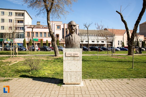 george-cosbuc-grupul-statuar-din-fata-casei-de-cultura-a-studentilor-din-alba-iulia-judetul-alba.jpg