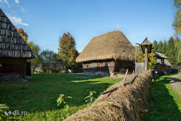 gospodarie-maramuresana-muzeul-satului-din-sighetu-marmatiei-judetul-maramures.jpg