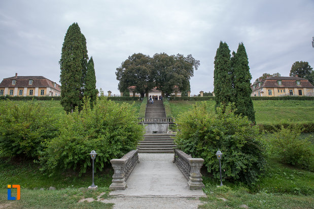 gradina-amenajata-in-jurul-palatului-de-vara-brukenthal-de-la-avrig-judetul-sibiu.jpg