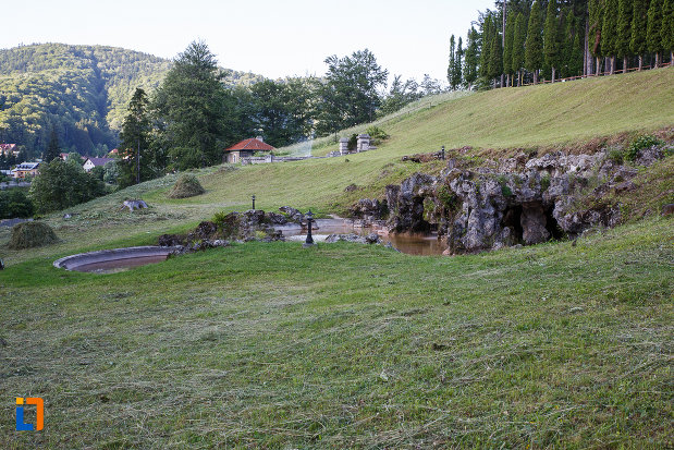 gradina-de-la-castelul-cantacuzino-din-busteni-judetul-prahova.jpg