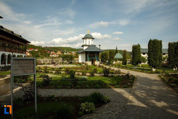 gradina-de-la-schitul-ostrov-calimanesti-judetul-valcea.jpg