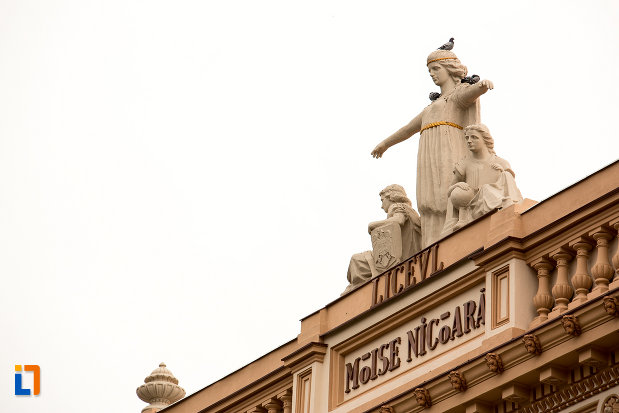 grup-de-statui-pe-cladirea-colegiului-national-moise-nicoara-din-arad-judetul-arad.jpg