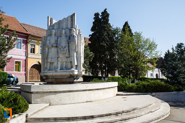 grupul-statuar-palia-din-orastie-judetul-hunedoara-fotografiat-dintr-o-parte.jpg
