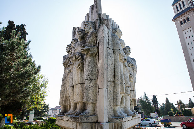 grupul-statuar-palia-din-orastie-judetul-hunedoara-vazut-din-lateral.jpg
