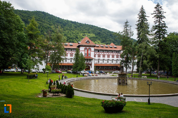 hotel-caraiman-din-sinaia-judetul-prahova-vazut-din-parc.jpg