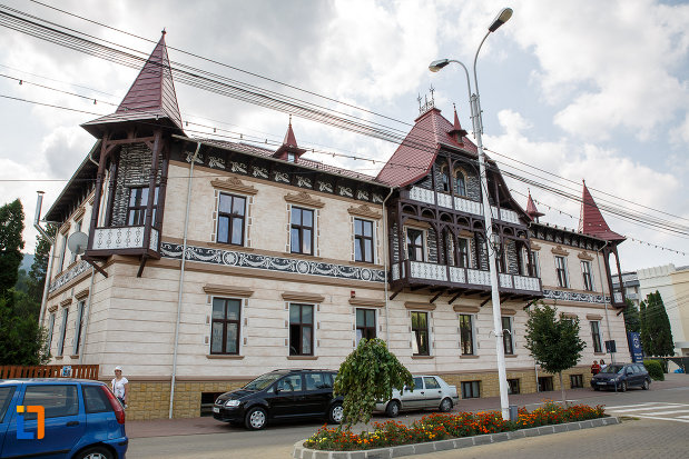 hotelul-carol-fosta-vila-1-1896-din-vatra-dornei-judetul-suceava-fatada-principala.jpg