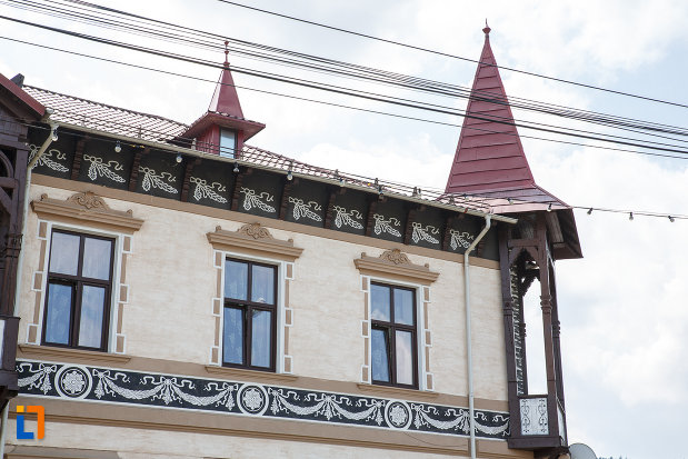 hotelul-carol-fosta-vila-1-1896-din-vatra-dornei-judetul-suceava-ferestre-si-motive-decorative.jpg