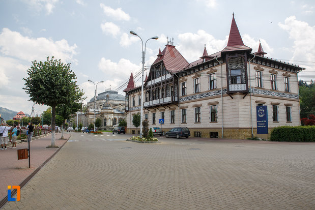 hotelul-carol-fosta-vila-1-1896-din-vatra-dornei-judetul-suceava-vazut-din-departare.jpg