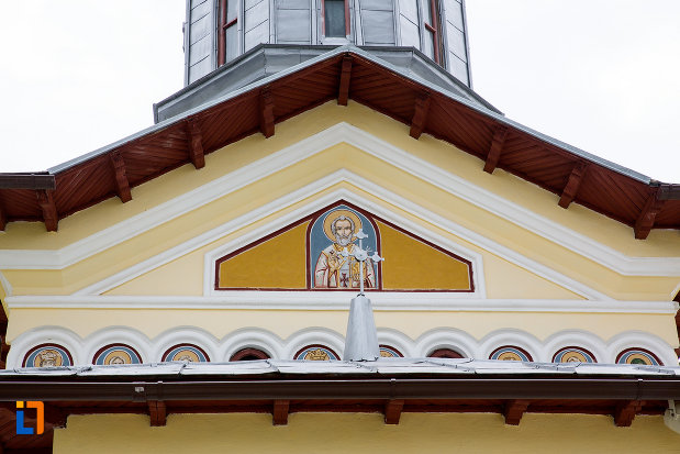 hramul-de-la-biserica-sf-nicolae-1812-din-gaesti-judetul-dambovita.jpg