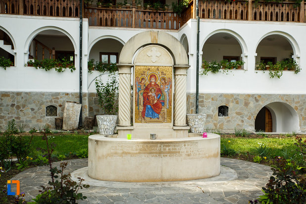icoana-aflata-in-curtea-schitului-ostrov-calimanesti-judetul-valcea.jpg