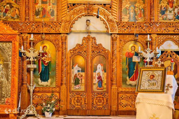 icoana-si-altar-din-biserica-ortodoxa-sfanta-treime-din-zalau-judetul-salaj.jpg