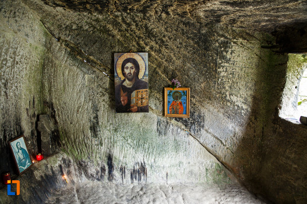 icoane-aflate-la-manastirea-turnu-din-pausa-judetul-valcea.jpg