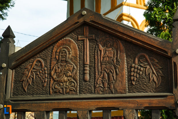 icoane-sculptate-in-lemn-biserica-sf-voievozi-biserica-din-deal-din-calimanesti-judetul-valcea.jpg