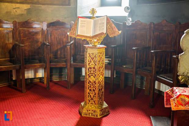 iconostas-de-la-biserica-sf-voievozi-din-targu-jiu-judetul-gorj.jpg