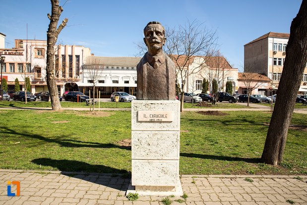 il-caragiale-grupul-statuar-din-fata-casei-de-cultura-a-studentilor-din-alba-iulia-judetul-alba.jpg