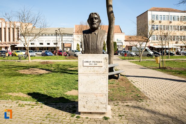 imagine-adrian-paunescu-grupul-statuar-din-fata-casei-de-cultura-a-studentilor-din-alba-iulia-judetul-alba.jpg