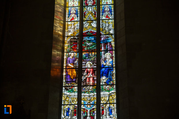 imagine-apropiata-cu-vitraliu-din-biserica-sfantul-mihail-din-cluj-napoca-judetul-cluj.jpg