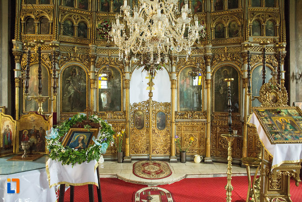 imagine-cu-altarul-din-biserica-grecescu-din-drobeta-turnu-severin-judetul-mehedinti.jpg
