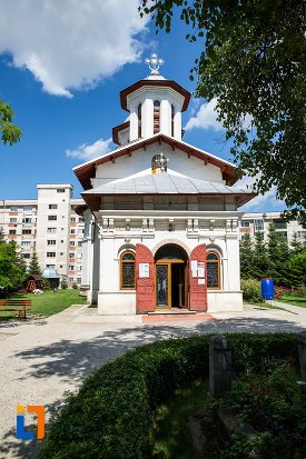 imagine-cu-biserica-adormirea-maicii-domnului-mavrodolu-din-pitesti-judetul-arges.jpg