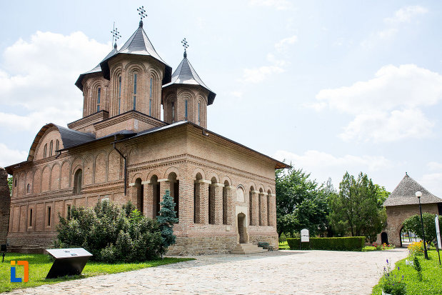 imagine-cu-biserica-domneasca-adormirea-maicii-domnului-din-targoviste-judetul-dambovita.jpg