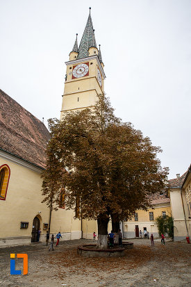 imagine-cu-biserica-evanghelica-sf-margareta-si-turnul-trompetilor-1488-din-medias-judetul-sibiu.jpg
