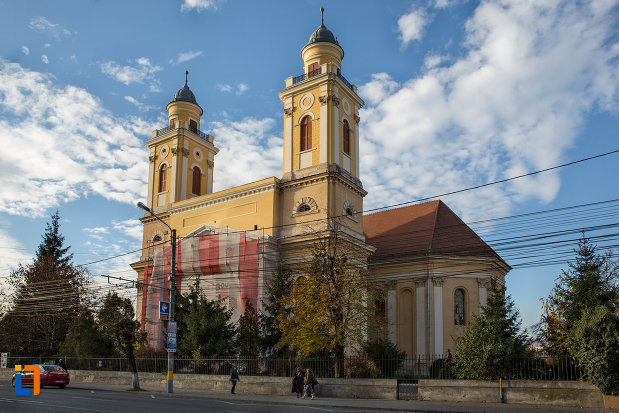 imagine-cu-biserica-reformata-cu-doua-turnuri-din-cluj-napoca-judetul-cluj.jpg