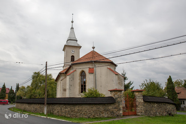 imagine-cu-biserica-reformata-din-tautii-magheraus-judetul-maramures.jpg