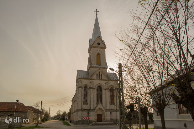 imagine-cu-biserica-romano-catolica-din-valea-lui-mihai-judetul-bihor.jpg