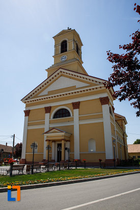 imagine-cu-biserica-romano-catolica-sf-tereza-din-sannicolau-mare-judetul-timis.jpg