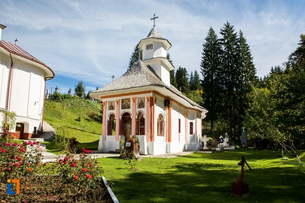 imagine-cu-biserica-sf-nicolae-1818-din-predeal-judetul-brasov.jpg