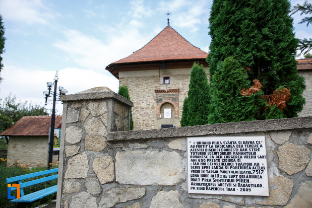 imagine-cu-biserica-sf-treime-1352-din-siret-judetul-suceava.jpg