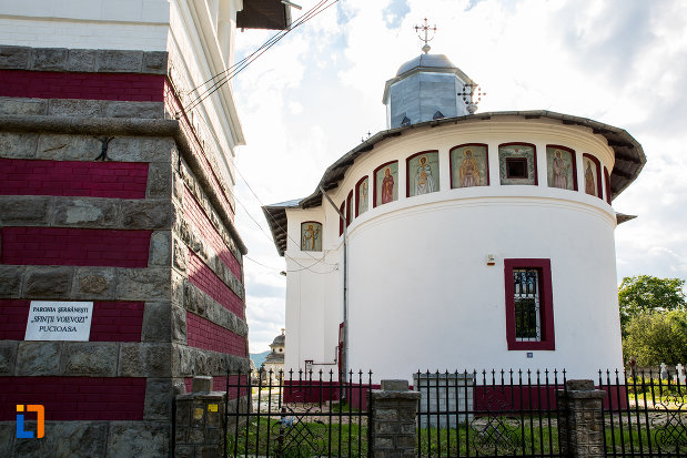 imagine-cu-biserica-sf-voievozi-din-pucioasa-judetul-dambovita.jpg