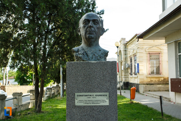 imagine-cu-bustui-lui-constantin-c-giurescu-din-odobesti-judetul-vrancea.jpg