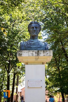 imagine-cu-bustui-lui-panait-istrati-din-braila-judetul-braila.jpg